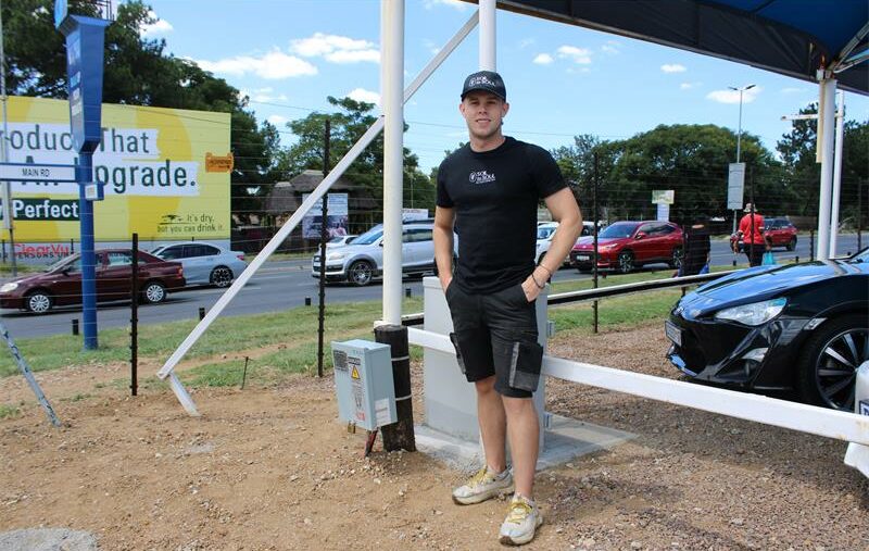 Traffic lights at the Witkoppen and Main roads intersection are operating more reliably after a nearby business owner agreed to host and safeguard the robot infrastructure on his property.