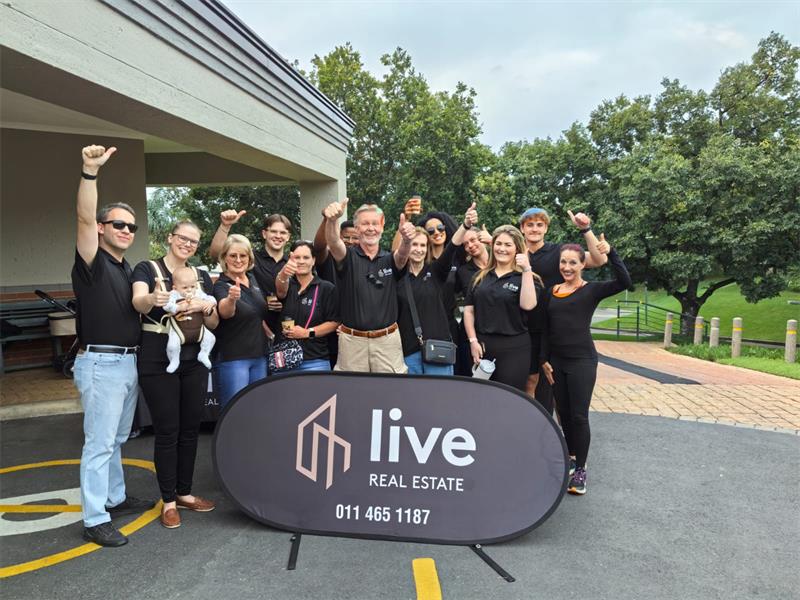 Residents of Dainfern Golf Estate laced up their running shoes and dyed their hair for a good cause, raising over R15 000 for Cansa during the estate’s first fun run and sprayathon.