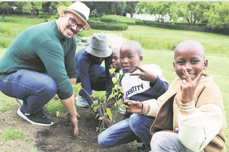 Children from Fourways Gardens Estate and Diepsloot came together for a morning of environmental learning, tree planting and fun during the estate’s first EcoKids event of the year.