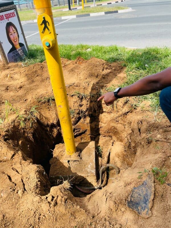 Fourways Review visited the Peltier and Waterfall roads intersection and found the once-twisted traffic laaitie corrected, but also found the signals not working, and an open excavation and exposed wiring left at the site.