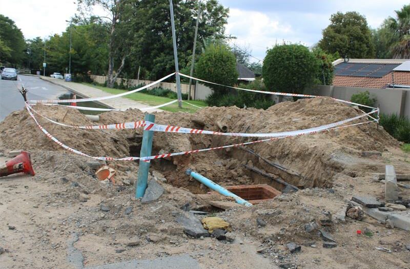 Councillor Chris Santana warns that poor repair quality and long delays continue to put motorists at risk on Hornbill Road near Curro Douglasdale.