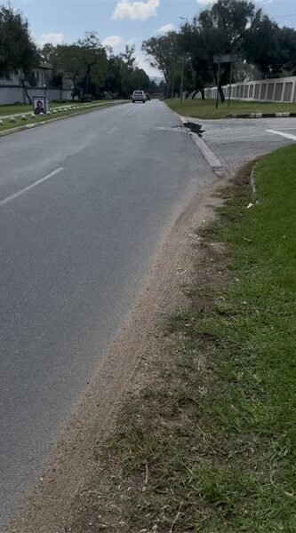 Nanyuki Road bend where residents are pushing for urgent traffic-calming measures on April 20, 2026. Photo: Ayanda Ntshingila