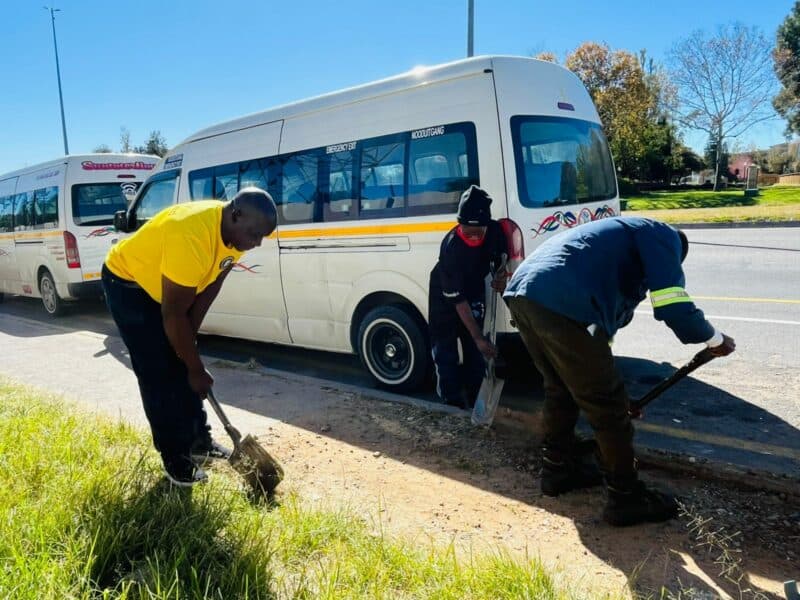 Community volunteers spent the day cleaning the busy road with a sponsor from SheerGuard SA security company.