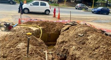 Johannesburg Water contractors have begun Bryan Brook Estate leak repair work on Witkoppen Road on April 22, 2926. Photo: Supplied