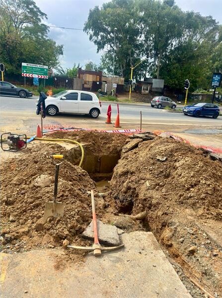 Johannesburg Water contractors have begun Bryan Brook Estate leak repair work on Witkoppen Road on April 22, 2926. Photo: Supplied