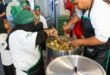 Representatives from Food Lover’s Market and FoodForward SA prepare meals for the hungry. Photo: Supplied