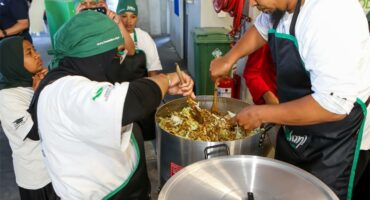 Representatives from Food Lover’s Market and FoodForward SA prepare meals for the hungry. Photo: Supplied