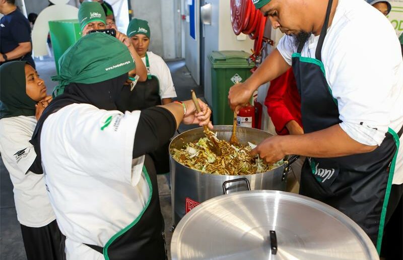Representatives from Food Lover’s Market and FoodForward SA prepare meals for the hungry. Photo: Supplied