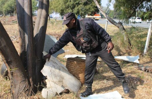 Lawrence Shuma, from Saviki Special Ops, demolishes the informal structure where vandals stay. Photo: Ayanda Ntshingila