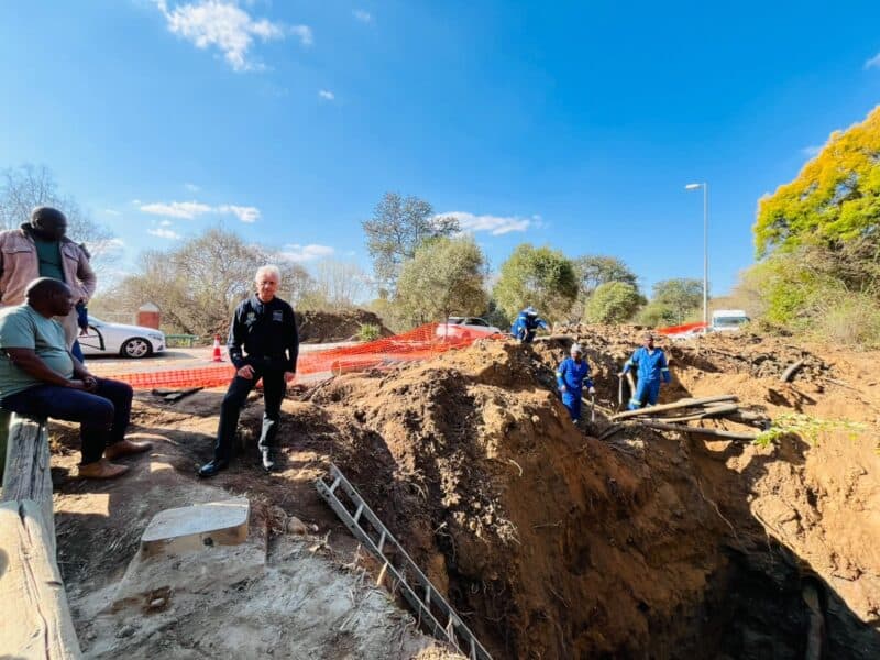 A major pipe burst in Dainfern Golf Estate left more than 1 200 homes without water for four days and was further complicated by possible sewage contamination during repair work.