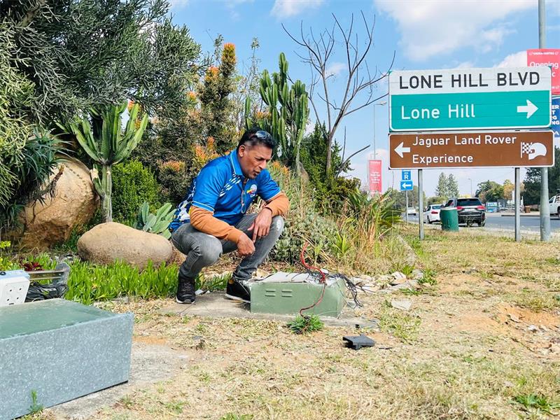 Two councillors have called for immediate action to repair faulty traffic lights across Fourways, saying prolonged outages are contributing to accidents and traffic congestion.