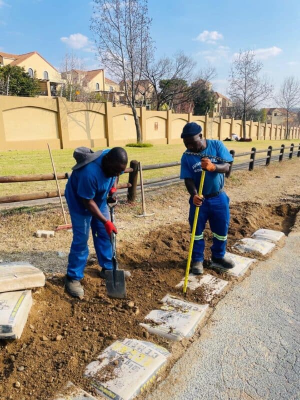 The Sunninghill Residents and Ratepayers Association is turning discarded cement bags into a practical solution to help slow erosion along Tana Road.