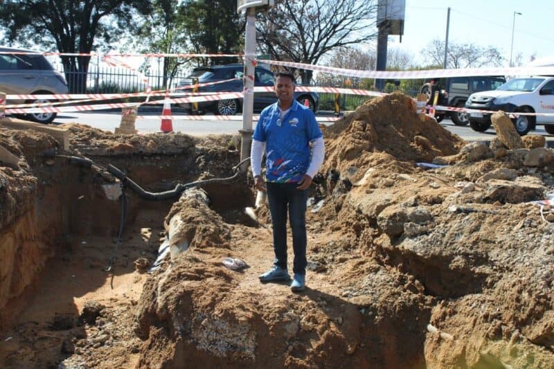 With the discovery of a second leak at the repair site on Witkoppen Road, and an incident that resulted in the injuries of two Johannesburg Water workers, the road remains closed between Achter Road and Milcliff Drive.