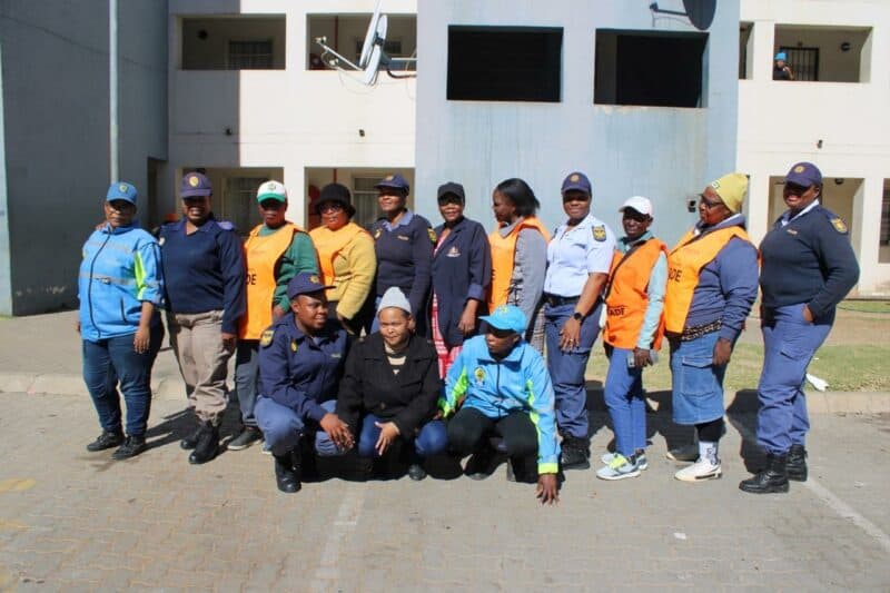 Diepsloot SAPS, CPF and JMPD celebrated Mandela Day by sharing blankets and warm soup with members of the Tshwarafa Oldies Club in Riverside.