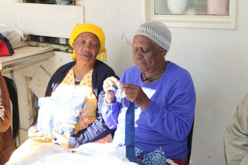 Tshwarafa Oldies Club members sewing during their daily meeting on July 17, 2025. Photo: Ayanda Ntshingila