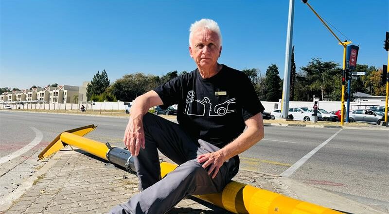Months after concerns were raised, faulty traffic lights continue to frustrate Fourways motorists, with Ward 94 councillor David Foley calling on Gauteng authorities to urgently step in.