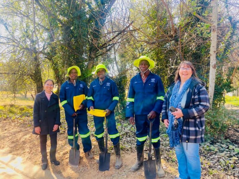 After highlighting the challenges of working without adequate protective equipment, the PRRA-supported maintenance team has received new safety gear, thanks to donations from residents, helping them continue their work to keep Paulshof clean.