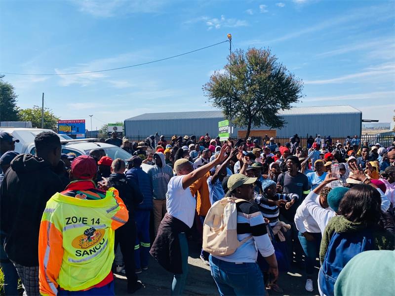 Job seekers gather at Kya Sands Business Park seeking employment on July 21, 2026. Photo: Reitumetse Gugushe