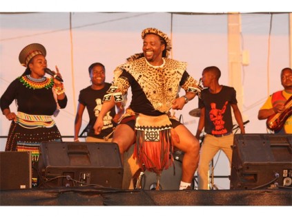 Seen performing during the Ekurhuleni Department of Art and Culture Heritage Day celebration, held in Volsoorus and Keditselana, is Ihashi Elimhlophe (the White House).
