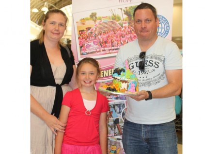 Cancer survivor, Annelien Verker (left) was the highest bidder for the cupcake on auction. The cupcake was decorated by a child cancer patient who will be helped through the funds received at the event. With Annelin, is daughter Tamsin Verkerk and Cupcake for Hope volunteer, Tim Hill.