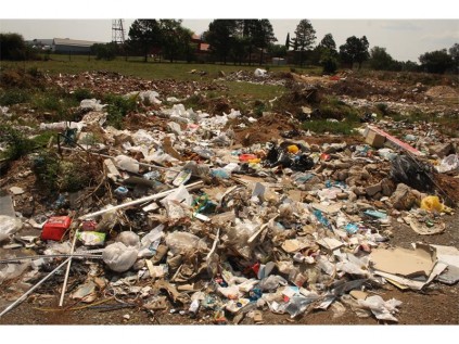 The open veld at the corner of Yaldwyn and Jan Smuts Avenue has become a dumping grounds for building materials, household waste, animal bones, refuse bags, rubbles, chopped trees and furniture. Residents say truckloads of waste are unloaded in the area on a daily basis.