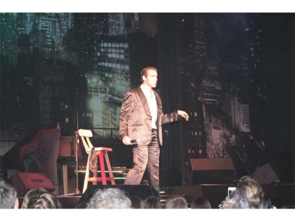 Jonathan Roxmouth had the audience on their feet with his infectious personality.