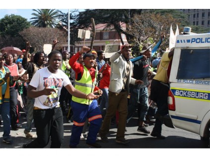 Residents of Joe Slovo informal settlement venting their anger and dissatisfaction with the municipality’s failure to deliver on all the promises it made, to improve the lives of the residents. They marched through the city centre to the Boksburg Civic Centre, to handover a memorandum for mayor Mondli Gungubele’s attention.