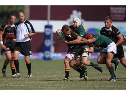 EG Jansen halfback Charl Barkhuizen attempts to power out of tight Glenwood defence.
