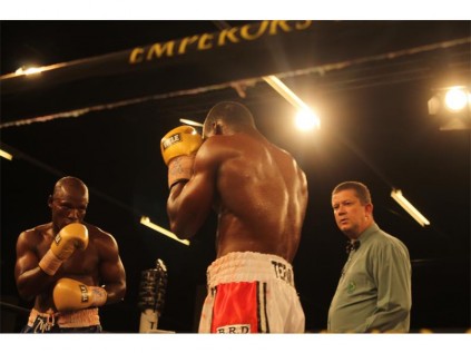 Page Tshesane (left) and Vhonani Tshidaboni (right) renewed their rivalry at the "Malice at the Palace" boxing event at Emperors Palace.
