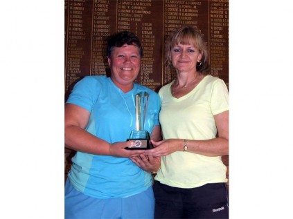 Ladies doubles winners, Hendrika Botha (left) and Marina Steyn (right).