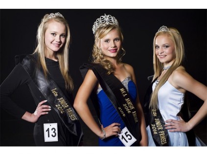 Junior mej Jansie 2014 wenners (van links) Cathleen Tellis (eerste prinses), Zanelle Viljoen (wenner) en Angelique Scott (tweede prinses).