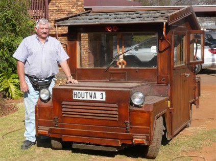 Nico Grobler van Boksburg Noord is die eienaar en ontwerper van hierdie spoggerige houtkar.