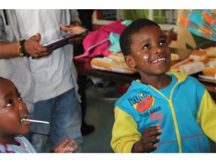 Delight Your Passenger brought a clown to entertain the children who were delighted to spend Mandela Day with him.
