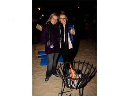 Heidi and Lauren Goosen enjoyed the fire bomas on the 'beach' in the cold weather. Photographer: Yolanda van der Stoep.