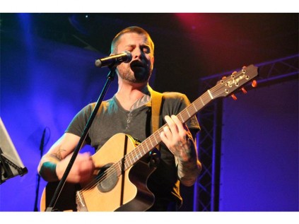 Dave Beretta Owens performing.