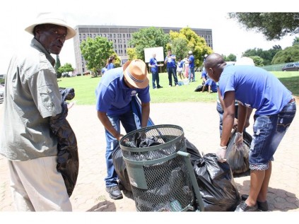 Ward 33 DA members went out in full force to clean the streets of Boksburg CBD and Cason. They have also removed piles and piles of posters from building walls, streetlight poles, municipal rubbish bins and other objects.