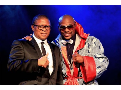 Minister of Sport and Recreation, Fikile Mbalula with boxing megastar, Floyd “Money” Mayweather Jnr after the minister’s presentation of a boxing gown emblazoned with the face of Nelson Mandela to the champion.