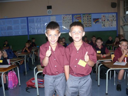 Twin brothers Shaun (left) and Kevin de Klerk both giving school thumps up on their first day at Laerskool Goudrand, on January 14.