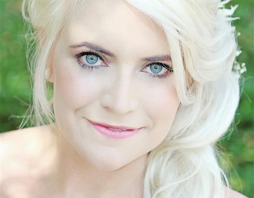 Liza Swanepoel was married at Visarendsnes, Zeerust, on September 26.
