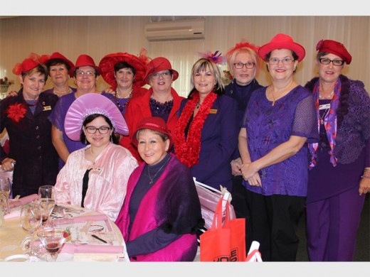 Dames van die Red Hat Society.