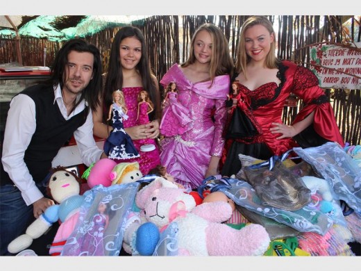 Kobus Botha, saam sy ''lewende'' Barbie poppe, wie elkeen in ’n Kobus Botha Design uitrusting spog. Langs Botha is Gwyneth Greyling, Alicia Badenhorst en Allison Lock.