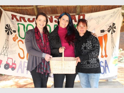 Johané Turkstra, Boksburg Advertiser intern (left), drew the winners of the raffle tickets, on July 4. With her is Yvonne Davies and Jolanda du Plessis from the Oos-Rand Staan Saam group.