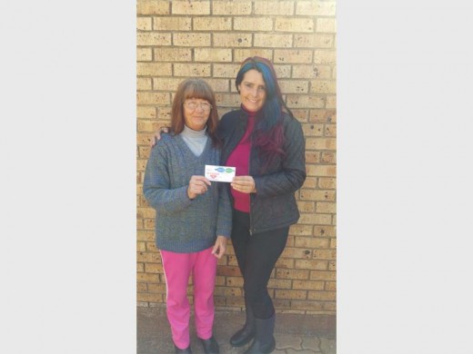 Griet Moolman (left) won a R1 000 grocery voucher. Yvonne Davies congratulated her.
