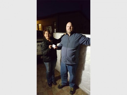 Jacques Grundeling won an Edblo bed. Congratulating him is Jolanda du Plessis.