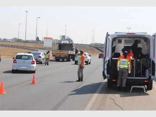 EMPD officers are seen stopping motorists on the R21.