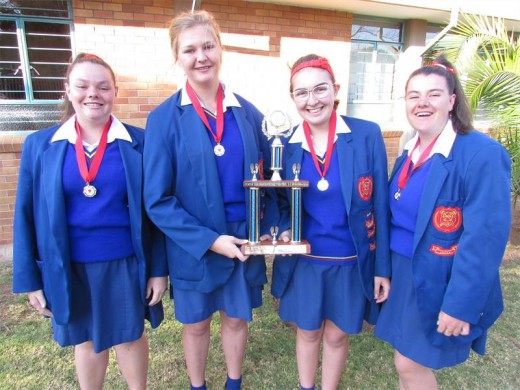 Jukskei trofeewenners, o-19A meisies: Demie Bouwer (links), Andelei Botha, Bianca Mooi en Mindi Bouwer.