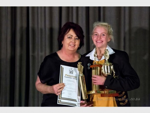 Trofeewenner (graad agt tot nege) en Fasewenner (graad agt tot 12), Bernice Swartz (regs) saam met Magda Scholtz (EG Jansen personeellid). Sy het ook 14 medaljes ontvang.