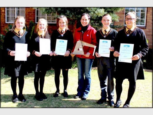 Graad agt leerlinge van Hoërskool Dr EG Jansen het vanjaar die derde plek in die provinsie verower vir hul tegnologie uitstalling by die Gauteng Departement van Onderwys. In die foto is (van links) Bianca de Beer, Andale de Jager, Monique Oberholzer, Yolanda Pretorius (tegnologie onderwyseres), Jason Fuller en Alison Steyn.