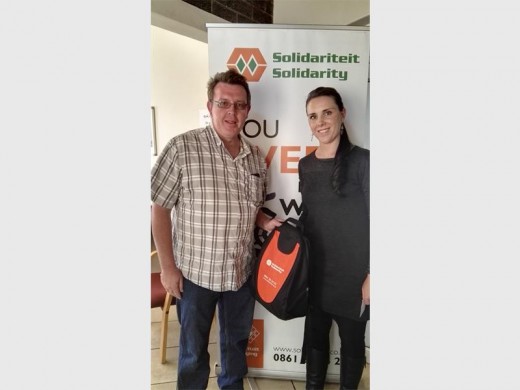 Een van die wenners van die trekkings, Jody Harrington (links), saam met Marlindie Booyens, van Solidariteit Boksburg.