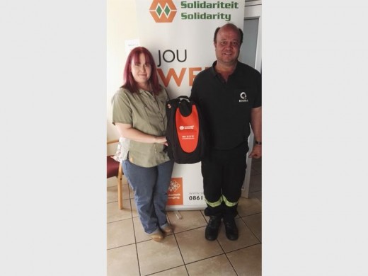 Herbert Roos (regs) het ook ’n geskenkpak van Solidariteit Boksburg gewen. Saam met hom is Natasha van Heerden, van die Boksburg-tak.